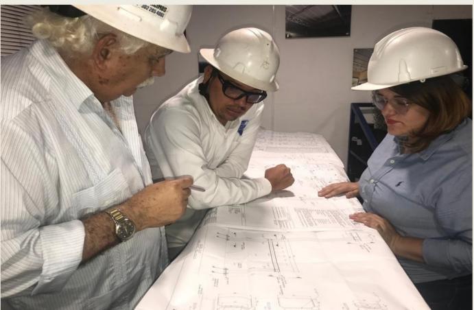 Ingeniero en soldadura supervisando obra